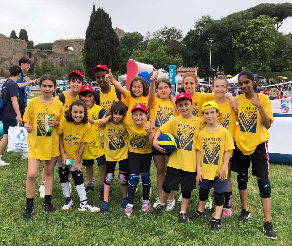 Bambini in maglia Virtus Roma a una giornata di Volley S3 all'aperto