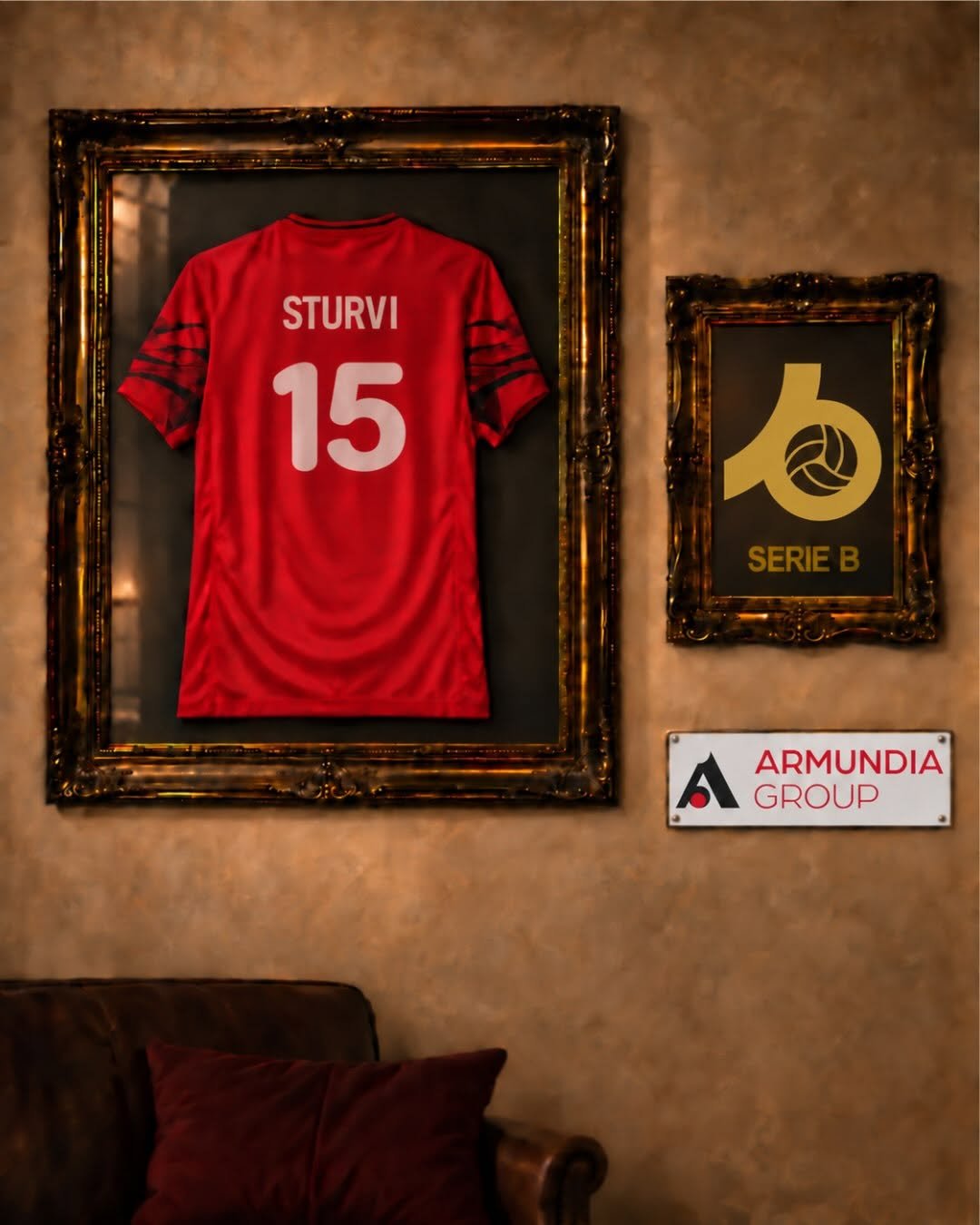 Maglia rossa numero 15 di Alberto Sturvi incorniciata accanto al logo della Serie B