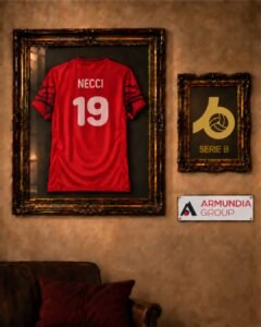 Maglia rossa numero 19 di Simone Necci in una cornice, grafica di conferma dell'Armundia Virtus Roma Serie B