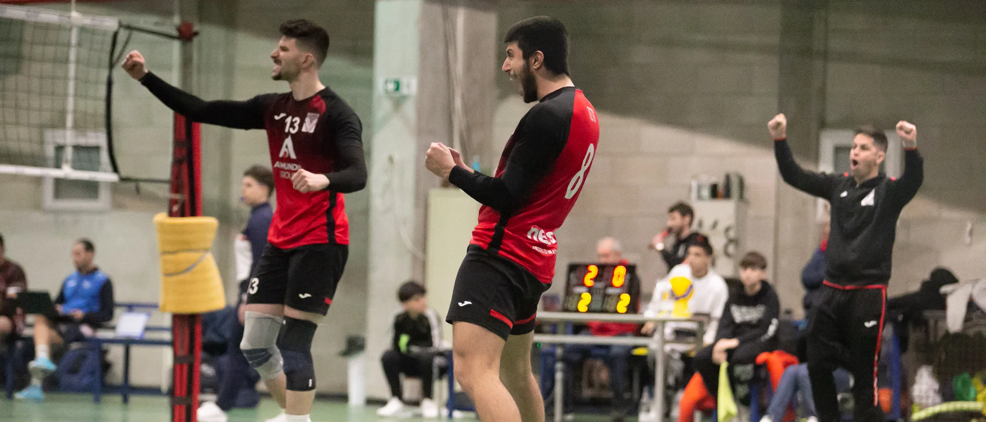 Giocatori e allenatore Armundia Virtus Roma esultano dopo un punto
